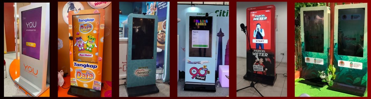 Pengunjung bermain di kiosk touchscreen
