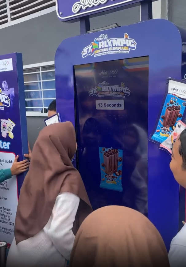 Deretan kiosk standee Atraksi